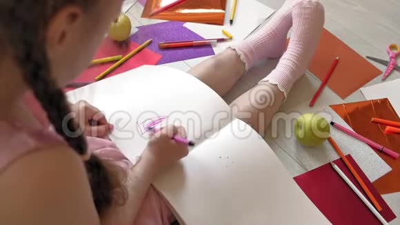 小女孩用铅笔画画孩子们的创造力发展视频的预览图
