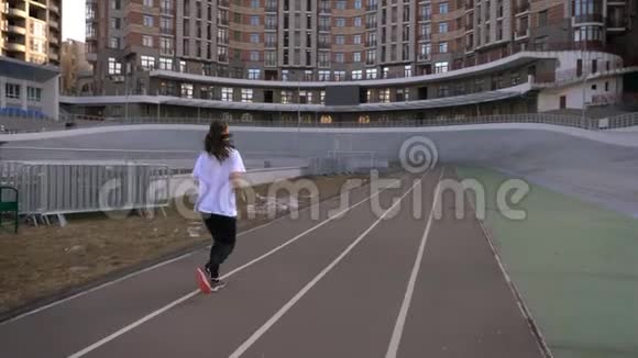 城市体育场上年轻迷人的白种人女性在户外慢跑的特写后景肖像视频的预览图