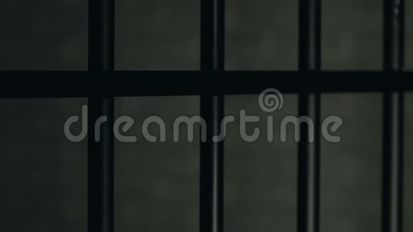 刑满释放的罪犯被关在监狱里监狱里发生冲突视频的预览图