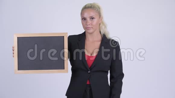 年轻严肃的金发女商人拿着黑板竖起大拇指视频的预览图