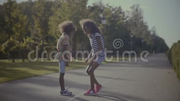 小女孩帮妹妹系鞋带视频的预览图