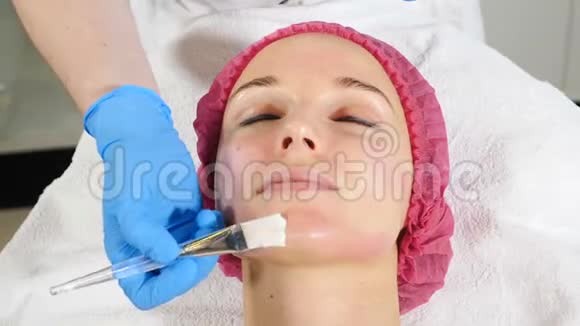 美容院戴面膜的漂亮女人皮肤科诊所将面膜敷于女性面部水疗疗法视频的预览图