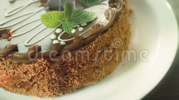 慢动作特写刀切蛋糕切巧克力蛋糕的刀宏视频的预览图