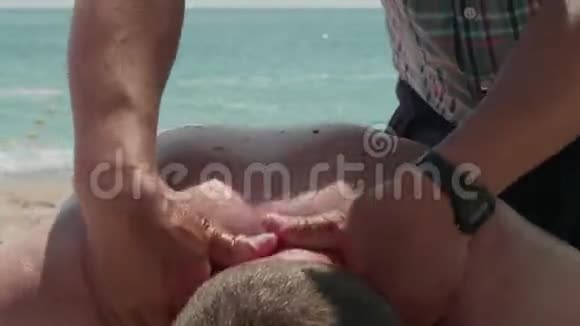 人们躺在沙滩上接受按摩度假胜地内海服务视频的预览图