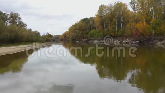 秋天的美丽河流景观鸟瞰移动相机前进主题阴天视频的预览图