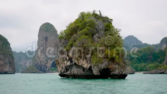 小圆形热带岛屿有石灰石悬崖和青绿色海水视频的预览图