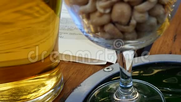 爱尔兰酒吧木桌背景上的啤酒杯和咸笔视频的预览图