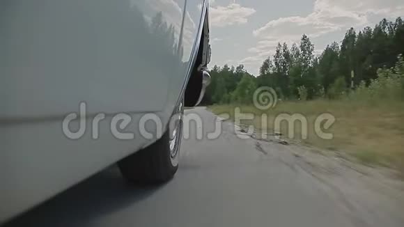 汽车车轮在路上视频的预览图