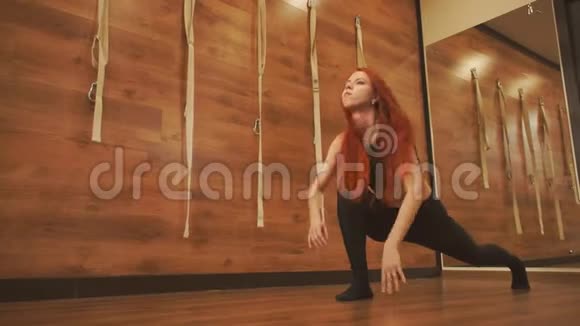 可爱的红发女孩做瑜伽练习从下面射击视频的预览图