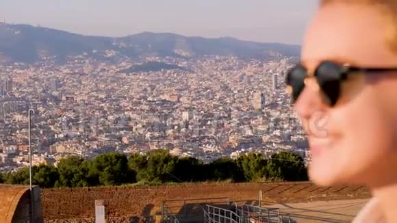 美丽的少年在镜头里看日落神奇的巴塞隆重点城市视频的预览图
