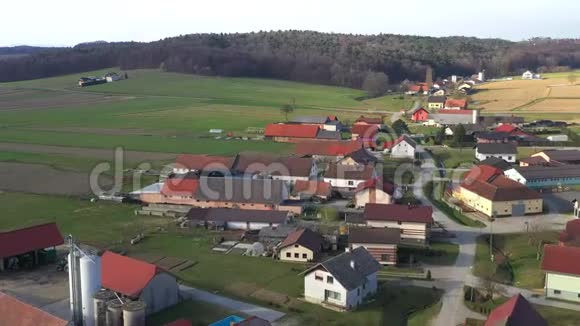 揭示欧洲村庄向后飞行的鸟瞰图视频的预览图