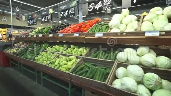 超市货架上有许多不同的蔬菜黄瓜卷心菜萝卜西红柿视频的预览图