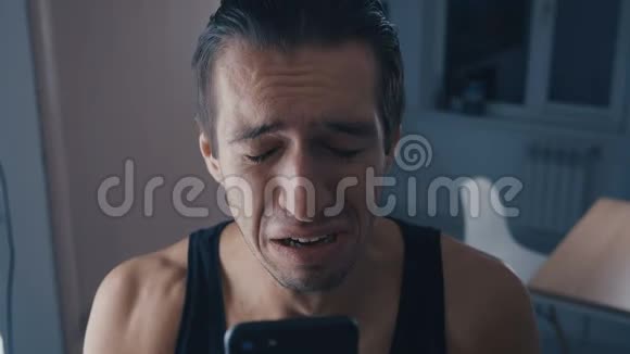 哭泣的人在手机上的一个镜头在家流泪视频的预览图