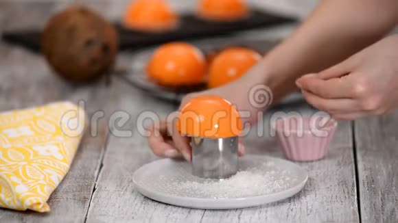 橙色热带摩丝蛋糕用椰子片装饰现代欧式蛋糕糕点视频的预览图
