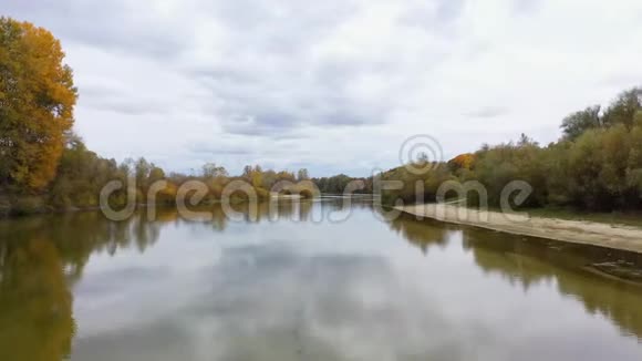 秋天的美丽河流景观鸟瞰移动相机前进主题阴天视频的预览图