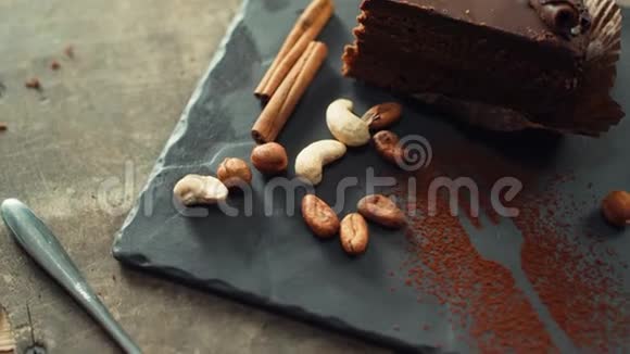 厨师用新鲜的薄荷叶缓慢地装饰巧克力蛋糕视频的预览图