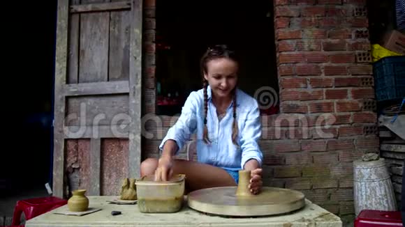 快乐的女孩在上课时会用手做泥锅视频的预览图