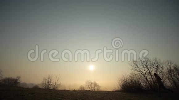 晨跑人与日出日落的剪影视频的预览图
