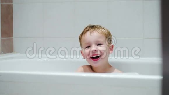 洗澡时笑着的男孩视频的预览图