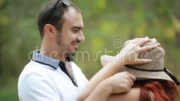 公园里的浪漫情侣在夏天拥抱对方他们互相看着一起快乐视频的预览图