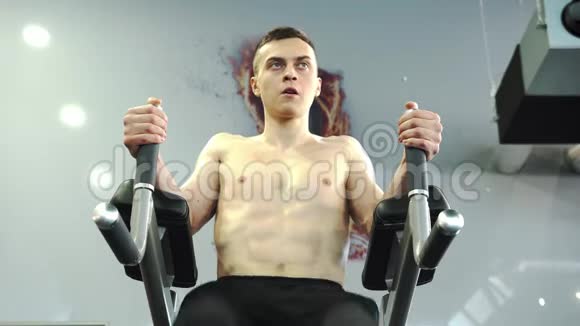 强壮的年轻男性运动员腹部和核心肌肉训练视频的预览图