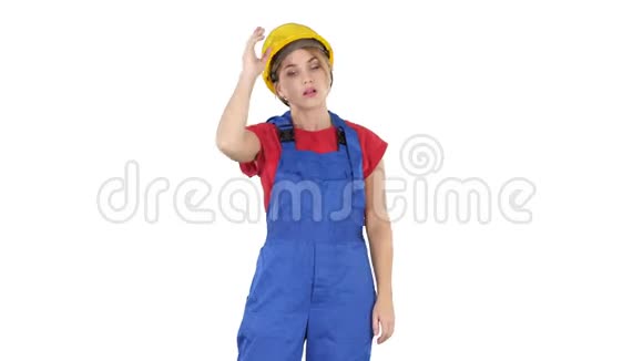 工作日结束施工工人妇女在白色背景下脱下安全帽视频的预览图