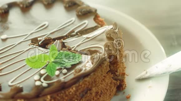 一块巧克力蛋糕用刀子慢慢地拿着视频的预览图