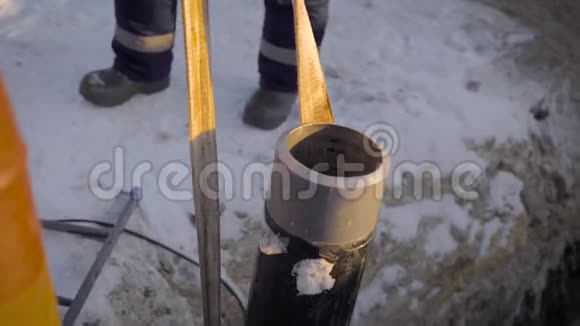 冬季工业工人在工业领域建造管道的特写视频的预览图