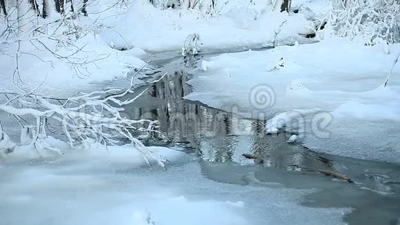 有雪的小溪的景观视频的预览图