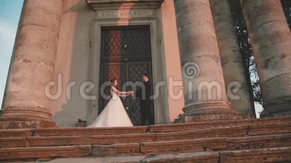 新婚夫妇在古堡门口相爱相守视频的预览图