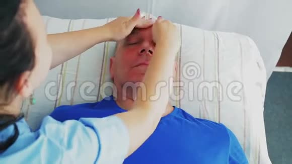 女性美容师在一家水疗沙龙里给男人一个坚定的面部按摩视频的预览图