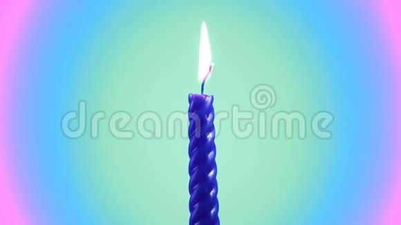 用燃烧的火焰燃烧着蓝色的蜡烛视频的预览图