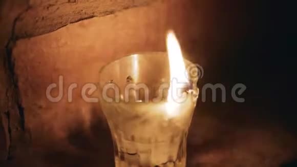 壁炉架上的一个玻璃堆里有一支小蜡烛快关门视频的预览图