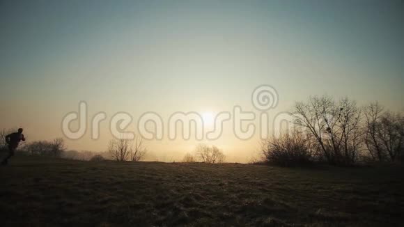 晨跑人与日出日落的剪影视频的预览图