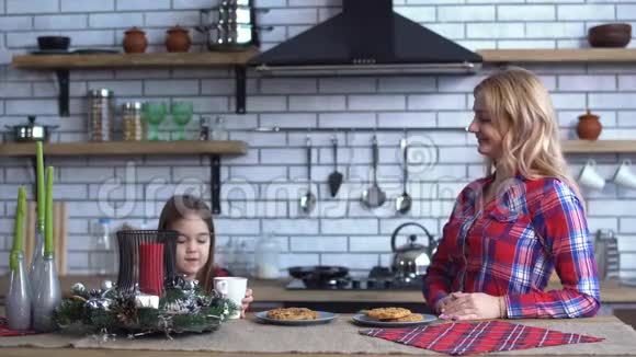 可爱的女儿帮妈妈吃早餐妈妈和女儿一起在厨房视频的预览图