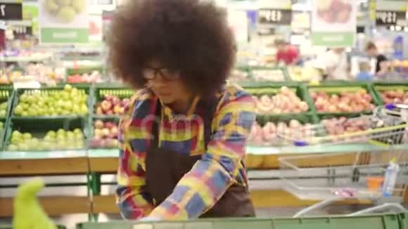 超级市场雇员非洲裔美国妇女有非洲发型视频的预览图