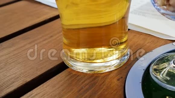 爱尔兰酒吧木桌背景上的啤酒杯和咸笔视频的预览图