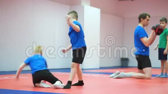 男生从事手对手作战教练教操视频的预览图