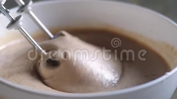 用电动搅拌器在铁碗中搅拌的棕色奶油自然光视频的预览图