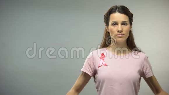 戴着粉色丝带的拳击手套的女人对抗乳腺癌的观念视频的预览图