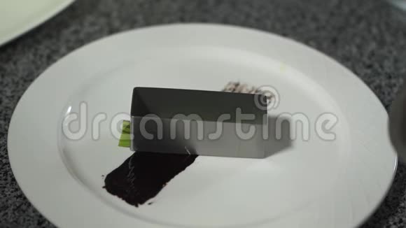 厨师的手放在盘子芥末使用勺子和小金属模具关闭在现代餐厅厨师视频的预览图