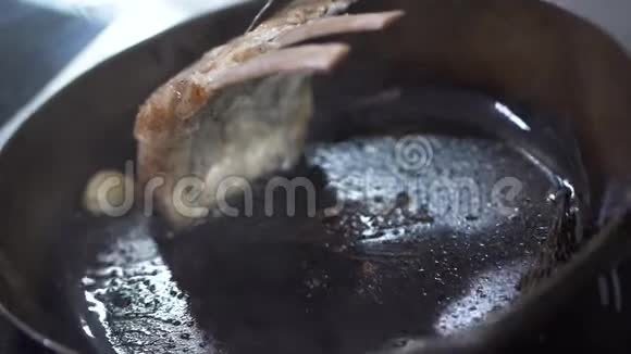 生的多汁的肉肋骨用迷迭香菜腌制在煎锅上煎炸气味和香气关门视频的预览图