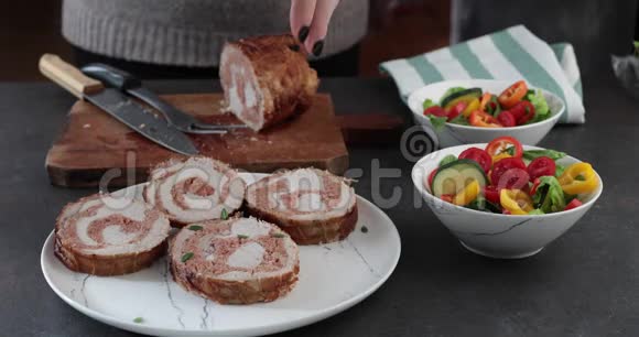 准备晚餐的女人准备烤肉卷和沙拉视频的预览图