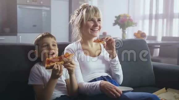 一家人看漫画书吃披萨视频的预览图