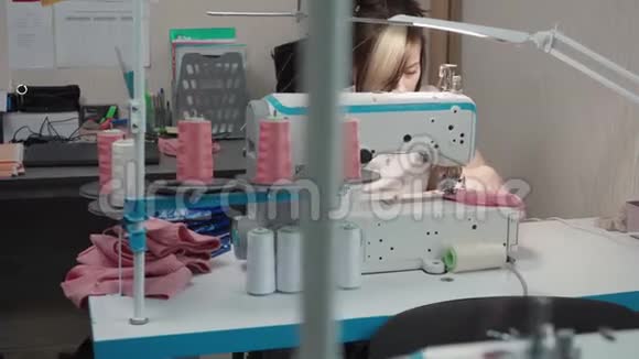 布吕奈特在工作场所为机器定制缝纫连衣裙视频的预览图