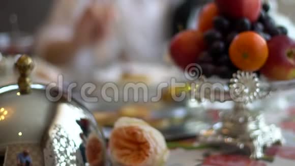 美味的自制奶酪薄饼和葡萄干红电流果酱在一个白色的盘子视频的预览图