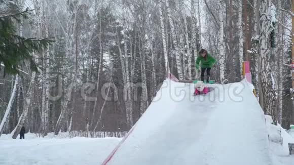 小女孩骑着大冰滑头视频的预览图