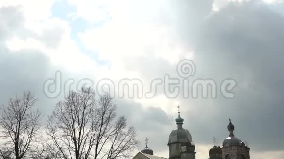 古老的教堂修复的寺庙美丽的俄罗斯景观视频的预览图