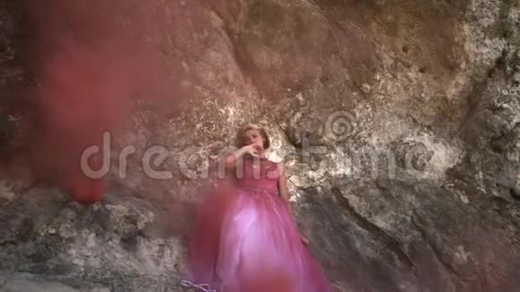 年轻放松的女人一头金发穿着粉色蓬松连衣裙视频的预览图