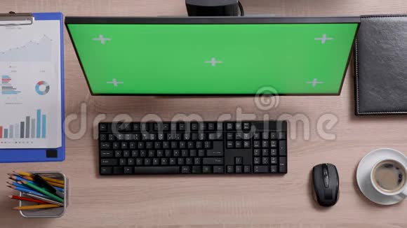 上图是一个人用鼠标在绿色屏幕显示器前浏览互联网的照片视频的预览图